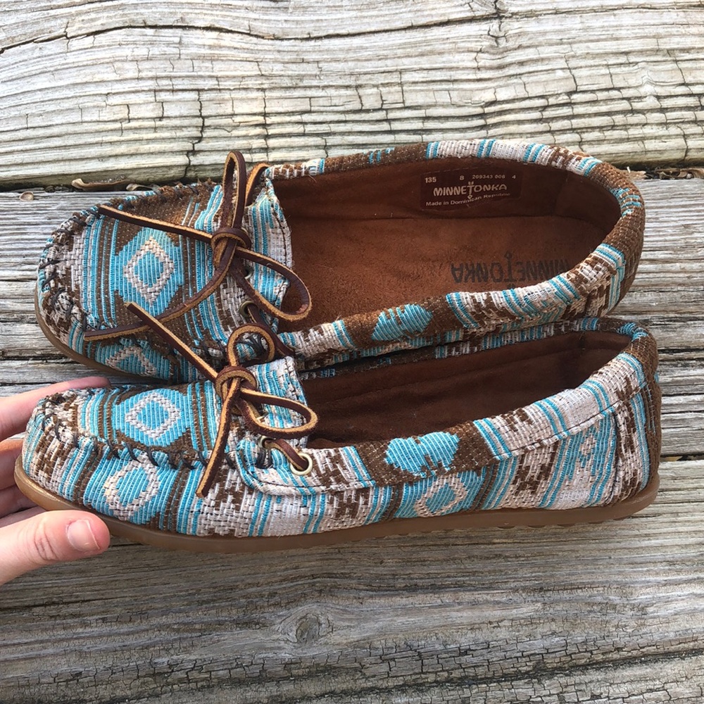 EUC Minnetonka Size 8 Blue Tribal Moccasins